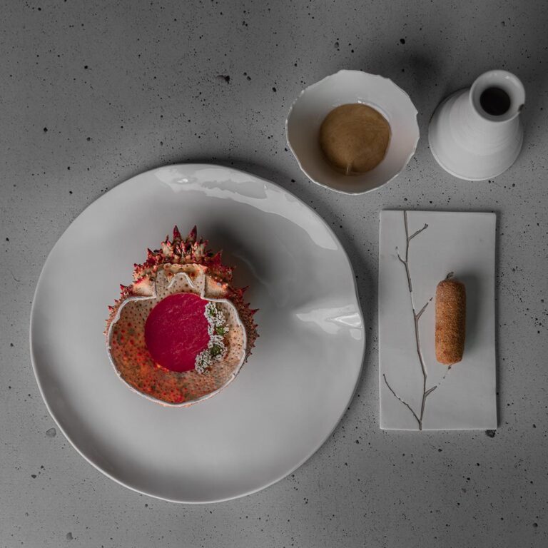 Assiette gastronomique créative préparée dans le cadre de nos services traiteur haut de gamme